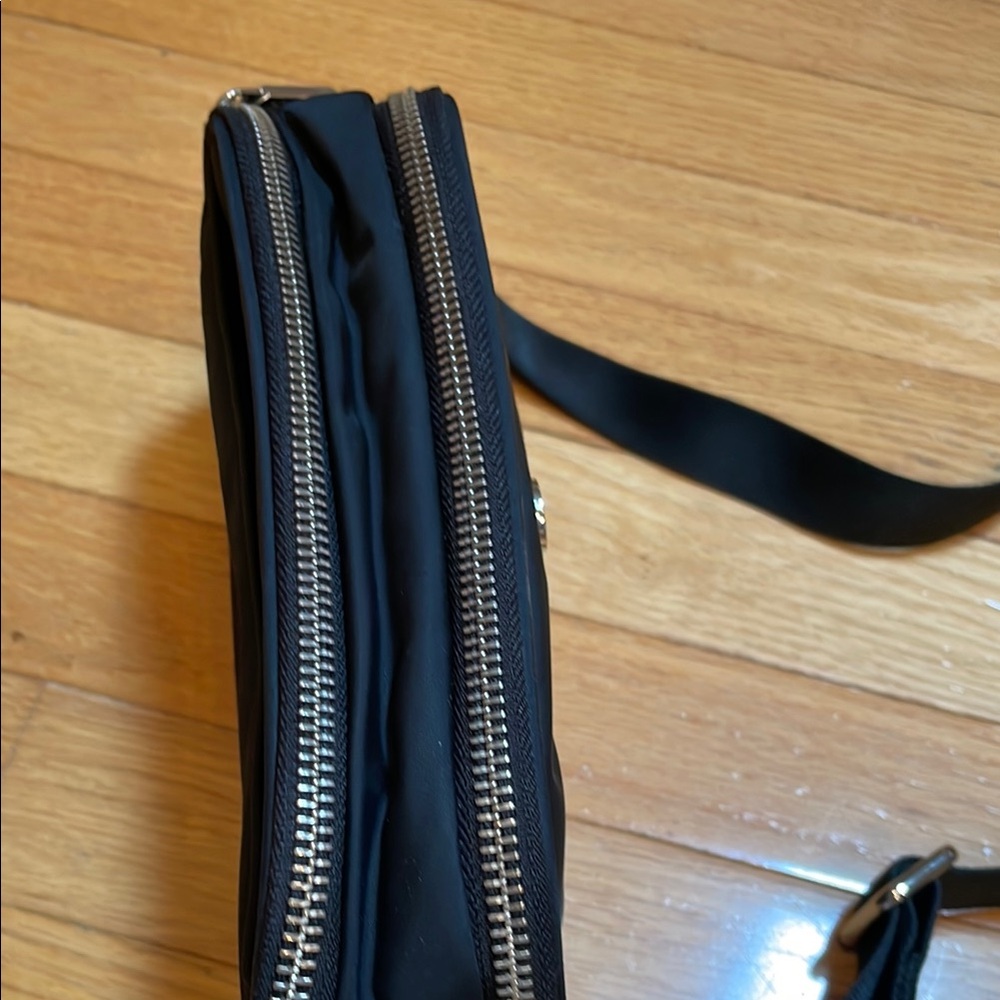 Lululemon Black Belt Bag with Adjustable Straps and Modern Design - Picture 6 of 9